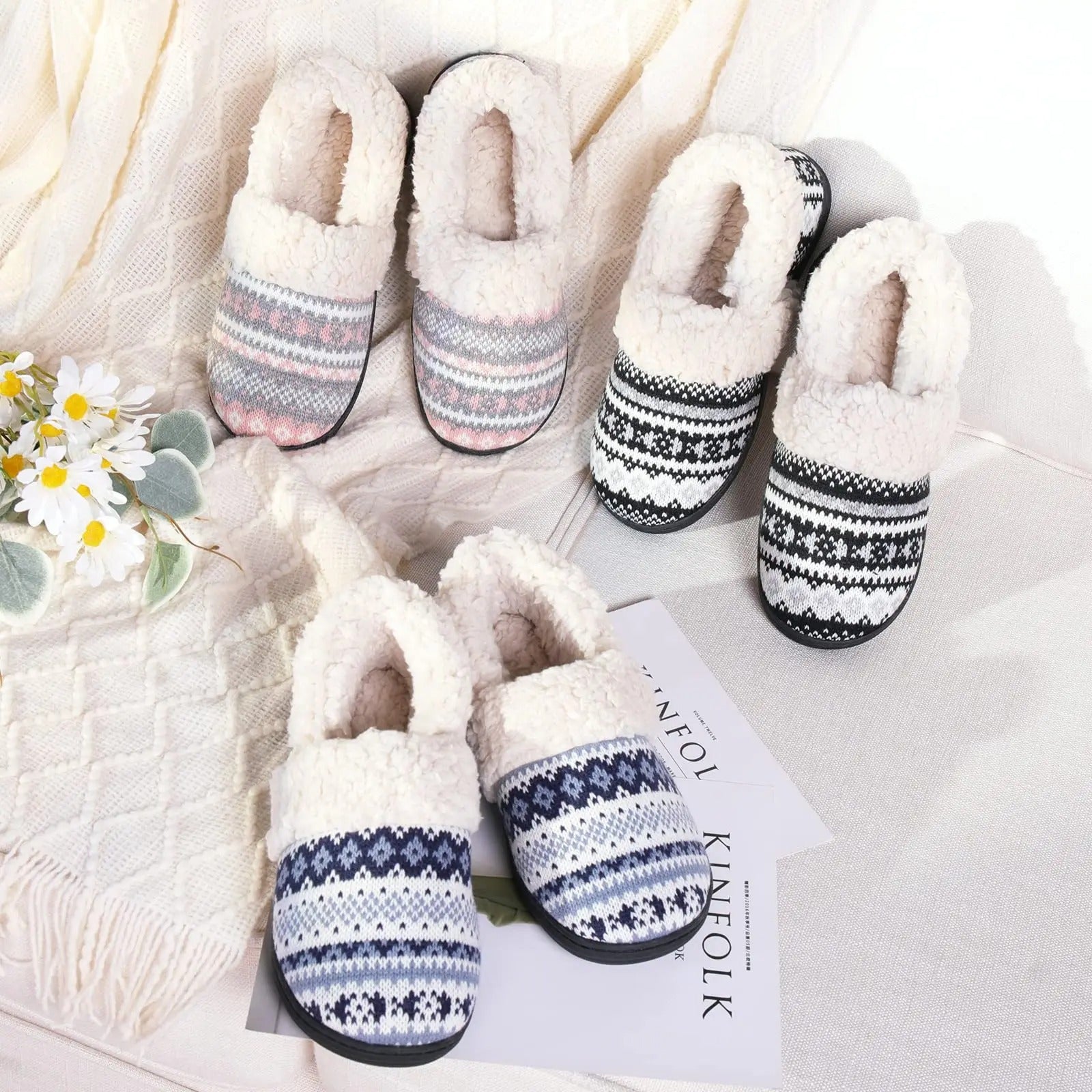 Pantoufles de maison tricotée et pelucheuses d'hiver